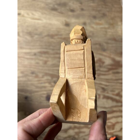 Hand carved old man sitting on a chair - Picture 5 of 8